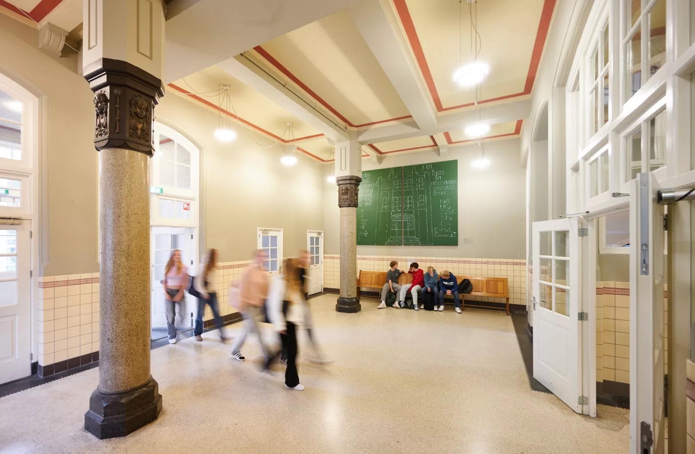Schoolgebouw met leerlingen