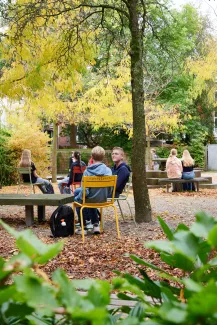 Leerlingen op schoolplein