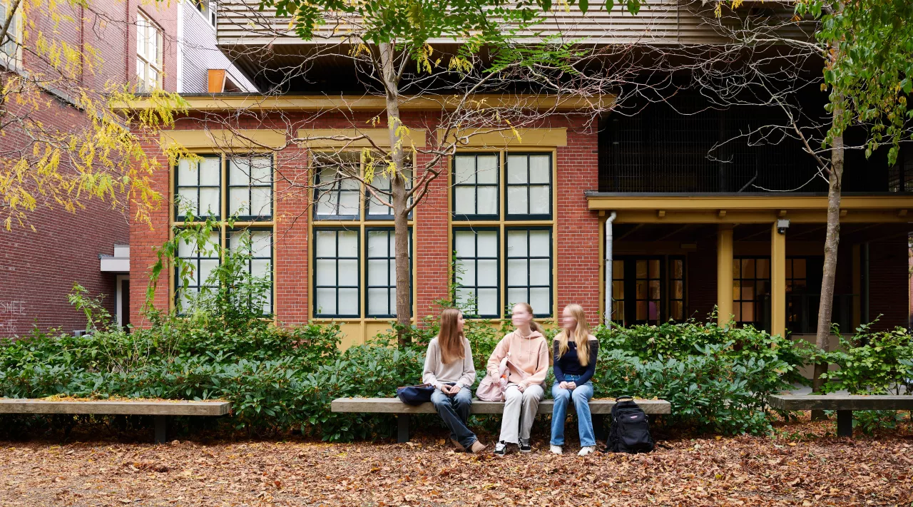 Stadslyceum-leerlingen op een rijtje in de tuin.