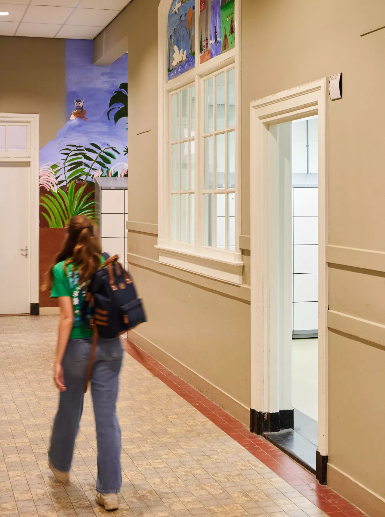 Stadslyceum-leerling loopt door de school.
